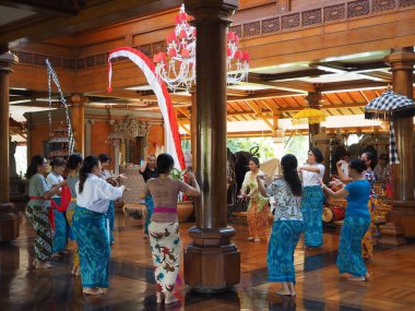 Nusa Dua Bali, Endonezya - 23 Ağustos 2019: Bir otelde geleneksel Bali dansı yapan bir grup kadın.