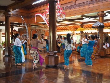 Nusa Dua Bali, Endonezya - 23 Ağustos 2019: Bir otelde geleneksel Bali dansı yapan bir grup kadın.