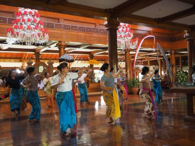 Nusa Dua Bali, Endonezya - 23 Ağustos 2019: Bir otelde geleneksel Bali dansı yapan bir grup kadın.