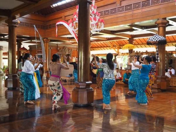 Nusa Dua Bali Indonesia August 2019 Group Women Practicing Traditional — Stock Photo, Image