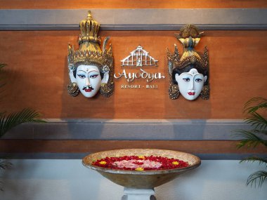 Nusa Dua Bali, Endonezya - 23 Ağustos 2019: Duvarda bir çift geleneksel Bali heykeli.