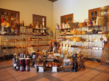 Nusa Dua Bali, Endonezya - 23 Ağustos 2019: Ayodya Resort 'ta çeşitli Bali sanat eserleri, heykeller, oymalar ve hediyelik eşyalar sergileniyor.