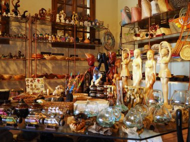 Nusa Dua Bali, Endonezya - 23 Ağustos 2019: Ayodya Resort 'ta çeşitli Bali sanat eserleri, heykeller, oymalar ve hediyelik eşyalar sergileniyor.