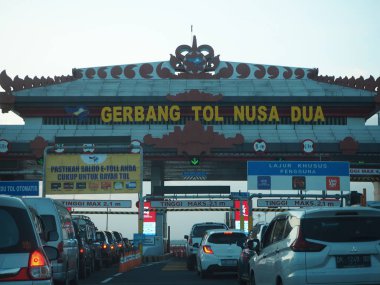 Nusa Dua Bali, Endonezya - 23 Ağustos 2019: Gerbang Tol Nusa Dua Yolu 'ndaki Bali Mandara Geçit Yolu' na girmek için araçlar kuyruk oluşturdu.