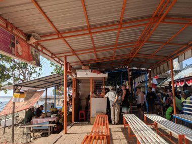 Sanur Denpasar, Endonezya - 22 Ağustos 2019: Sanur Plajı 'ndaki sürat teknesi seferinin bilet gişesinde kuyruğa giren birkaç turist.