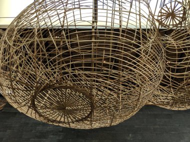 Denpasar Bali, Endonezya - Ağustos 2019: Starbucks Reserve Dewata 'nın tavanında asılı dekoratif bambu lambaları.