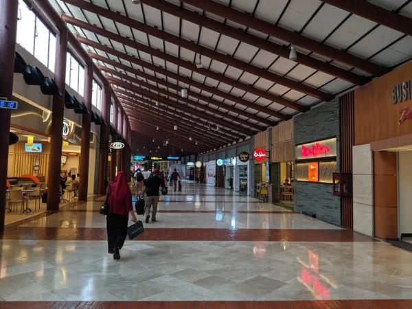 Yakarta Indonesia Septiembre 2019 Personas Caminando Hacia Puerta Embarque Terminal — Foto de Stock