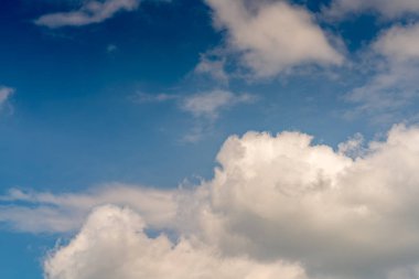 Mavi gökyüzü bulutu