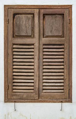 beyaz duvar üstünde pencere