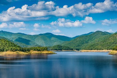 Dağ ve mavi gökyüzü arka plan ile göl