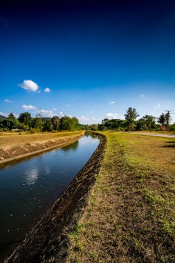 Mavi gökyüzü ile su kanalı