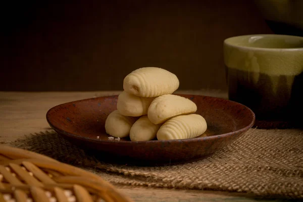 Cookie in brown ceramic dish — Stock Photo, Image