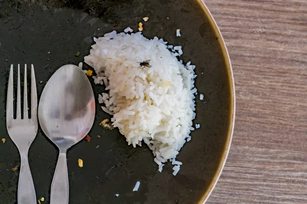 Sobras de arroz en el plato —  Fotos de Stock