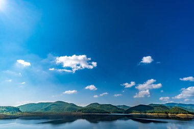 Dağ ve mavi gökyüzü arka plan ile göl