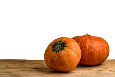 Turuncu ahşap masanın üzerinde kabak