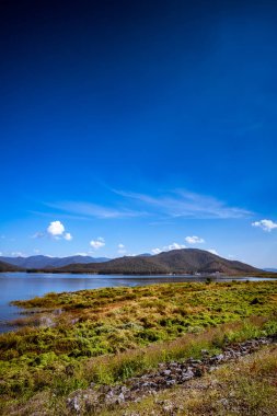 Dağ ve mavi gökyüzü arka plan ile göl