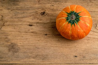 Turuncu ahşap masanın üzerinde kabak