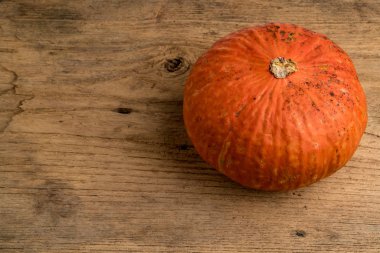 Turuncu ahşap masanın üzerinde kabak