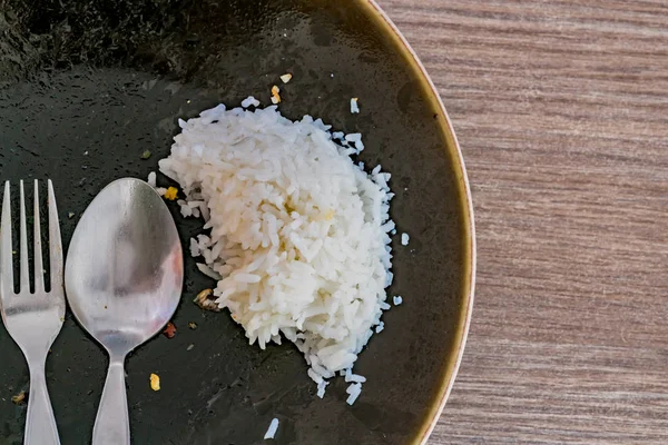 Sobras de arroz en el plato — Foto de Stock