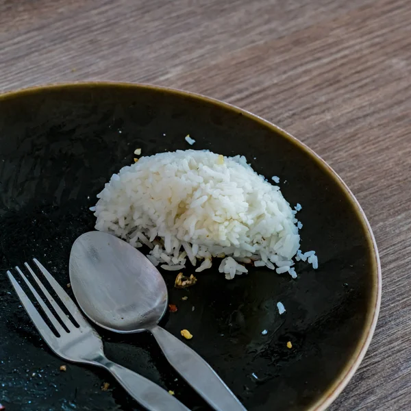 Sobras de arroz en el plato —  Fotos de Stock