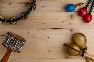 Ahşap masa üzerinde Latin perküsyon düz lay