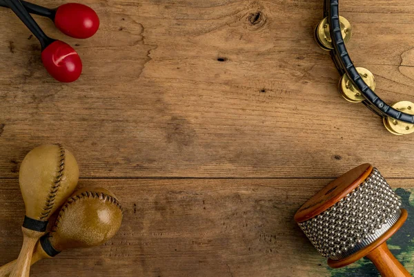 Plato plano de percusión latina sobre escritorio de madera — Foto de Stock