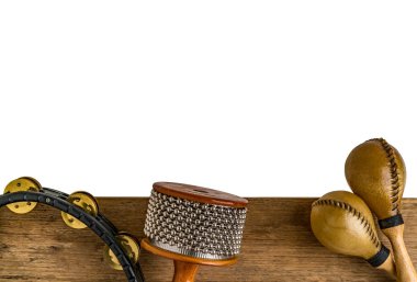 Ahşap masa üzerinde Latin perküsyon düz lay