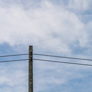 Güç hattı beton direğe