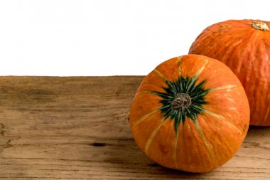 Turuncu ahşap masanın üzerinde kabak