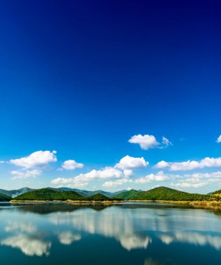 Dağ ve mavi gökyüzü arka plan ile göl