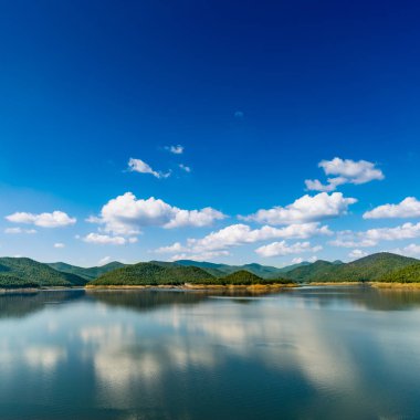 Dağ ve mavi gökyüzü arka plan ile göl