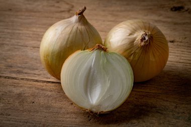 Soğan kahverengi ahşap üzerine
