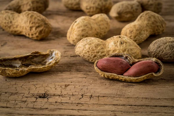 Erdnüsse auf Holztisch — Stockfoto