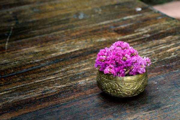 Flores cor de rosa em latão tigela — Fotografia de Stock