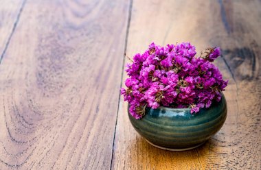 Pirinç kase pembe çiçekler