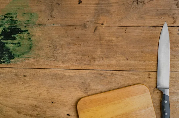 Cuchillo de cocina con tabla de cortar de madera Imagen De Stock