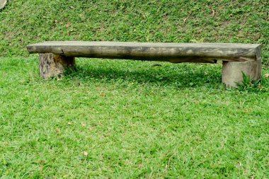 eski ahşap park bankında