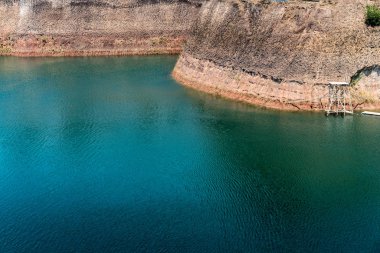 Toprak banka ile Yeşil Göl