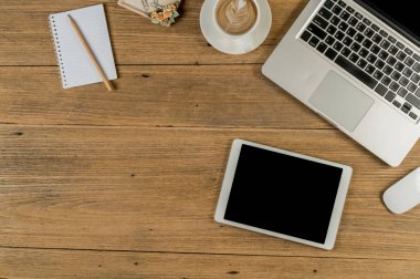 Ofis masası bilgisayar fincan kahve ve boş ekran tablet ile yukarıdan