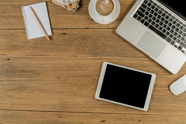 Ofis masası bilgisayar fincan kahve ve boş ekran tablet ile yukarıdan