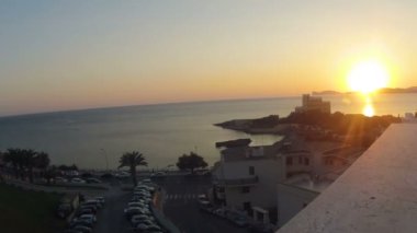 Denizin üzerinde güzel bir gün batımı