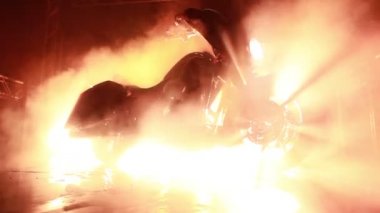 duman ve ışık ışınları ile motosiklet