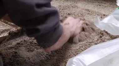 alt formdaki kum koyarak