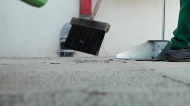 süpürge paspas ile temizler