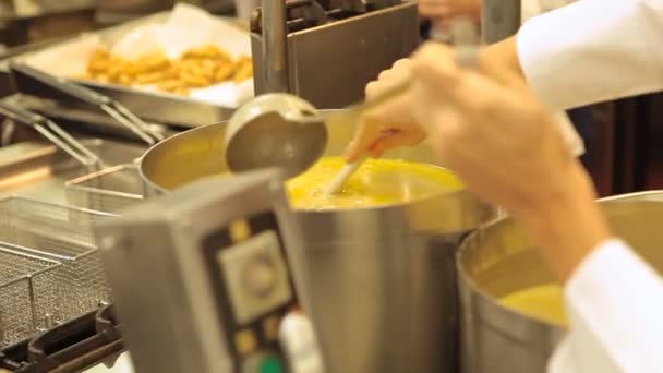 Chef cocinando la sopa — Vídeos de Stock