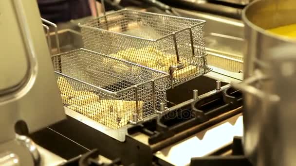 Fritadeiras prontas para fritar — Vídeo de Stock