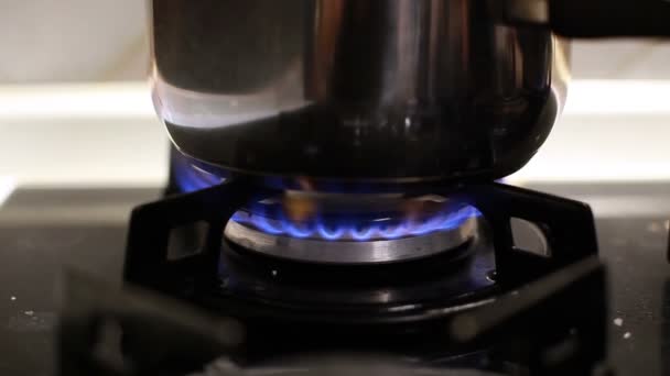 Кастрюля для приготовления пищи на огне — стоковое видео