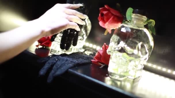Handskar och rosor på skallen — Stockvideo
