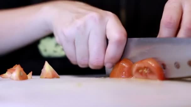 Chef cortando tomates — Vídeo de stock