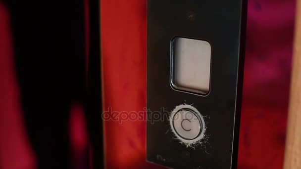 Person ruft den Aufzug an — Stockvideo